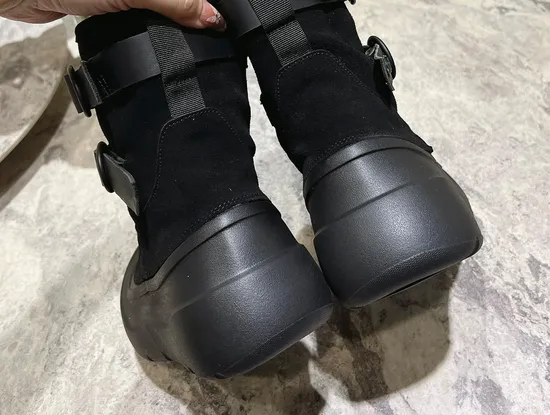 Classic Leather Men′s Short Boots with Brand Details and Logo 